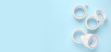 Metin için alanı olan mavi arkaplan üzerindeki bant ruloları