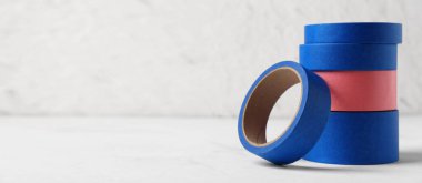 Metin için alanı olan hafif arkaplan üzerindeki bant ruloları