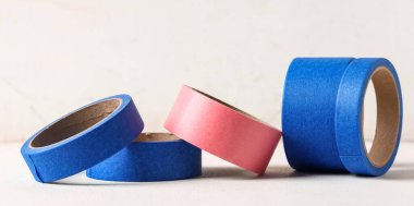 Işık arkaplanındaki maskeleme bantları 