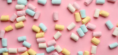 Renkli arka planda lezzetli marşmelovlar