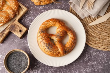 Lezzetli kraker ve haşhaş tohumlu tabak.