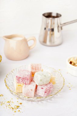 Hafif arka planda lezzetli Türk zevkine sahip bir kase