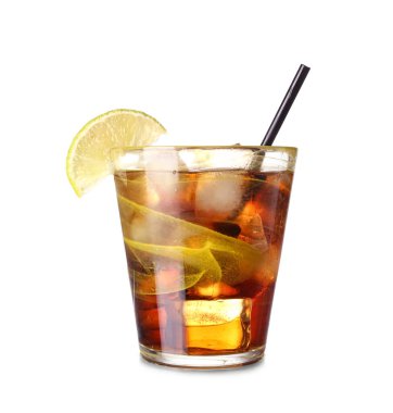 Beyaz arka planda izole edilmiş bir bardak leziz Küba Libre kokteyli.