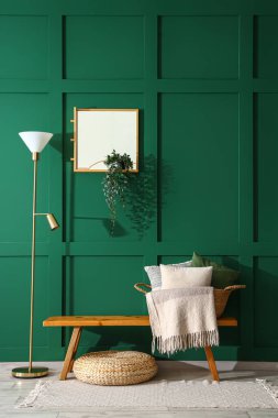 Ahşap bankı ve lambası olan şık bir oda.