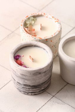 Beyaz karo arka planda mumları olan tutucular