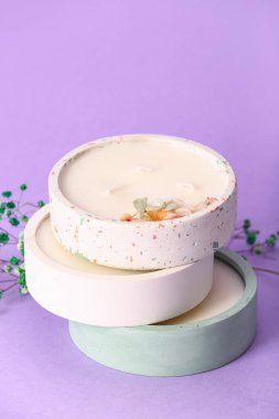 Mum ve çiçekli tutucular leylak arka planda