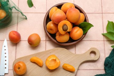 Pembe fayanslı taze kayısı ve tabak.