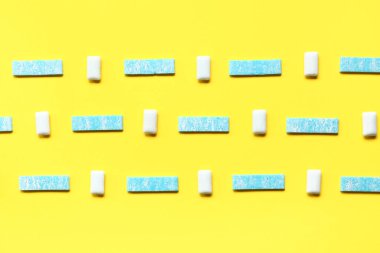 Sarı arka planda yeni çiğnenmiş diş etleri