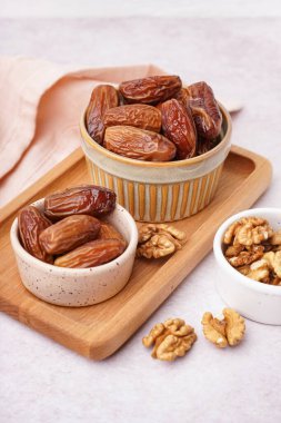 Kurumuş kase ve arka planda fındık.