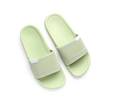 Beyaz arka planda yeşil kadın terlikleri