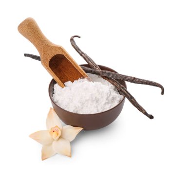 Bir kase vanilya tozu, beyaz arka planda çubuklar ve çiçek.