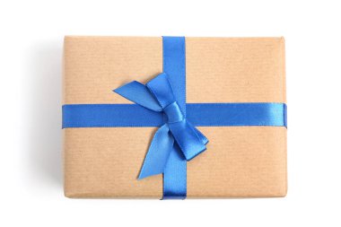 Beyaz arka planda mavi kurdeleli Noel hediyesi kutusu