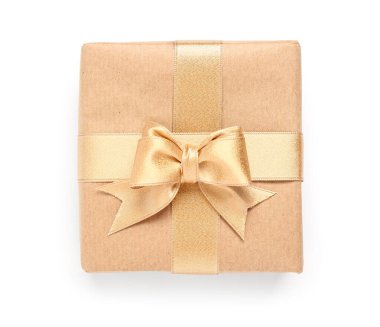 Beyaz arka planda altın kurdeleli Noel hediyesi kutusu