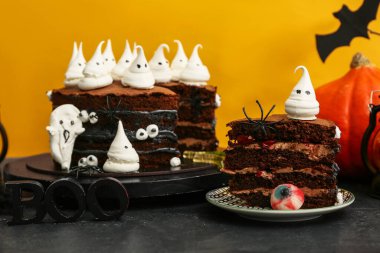 İçinde hayaletler ve cadılar bayramı süslemeleri olan lezzetli bir pasta.
