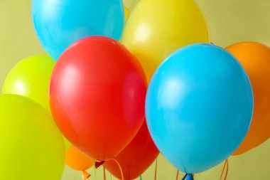 Yeşil arka planda renkli hava balonları, yakın plan