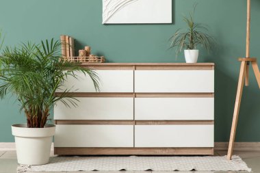 Çekmeceler ve bitkiler yeşil duvarın yanında, yakın plan.