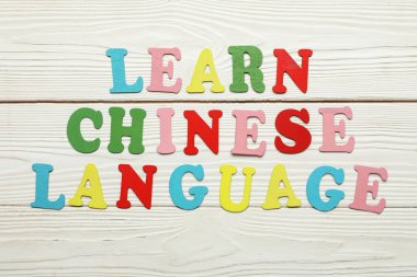 Beyaz ahşap arka planda Çince Dil Öğren