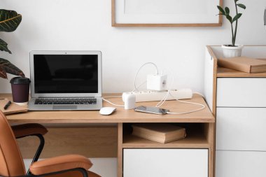 Ofisinde alet ve şarj aleti olan bir işyeri.