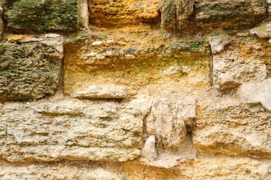 Arkaplanı yosun olan eski taş duvarın dokusu