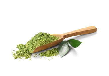 Tahta kepçeyle toz kibrit çayı ve beyaz arka planda taze yapraklar.