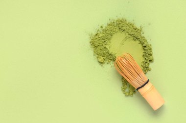 Yeşil arka planda chasen ile pudralanmış kibrit çayı