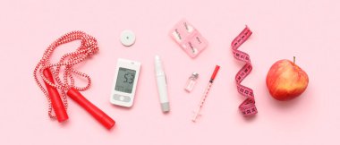 Kalemli glukometre, ip atlama, pembe arka planda insülin ve elma. Diyabet kavramı