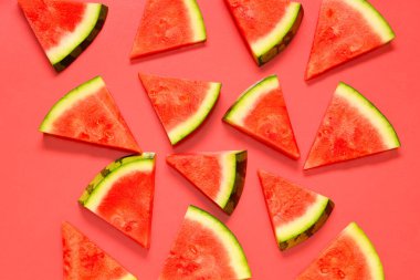 Kırmızı arkaplanda tatlı karpuz parçaları