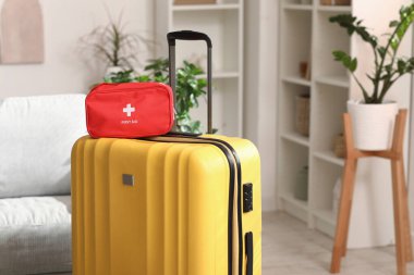 Odada ilk yardım çantası var.