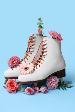 Arkaplanda buz pateni ve güzel çiçekler olan kompozisyon