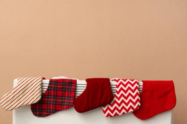 Renkli duvarın yanında Noel çorapları olan ısıtma radyatörü.