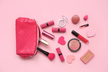 Pembe arka planda makyaj ürünleri olan kozmetik çanta. Sevgililer Günü kutlaması