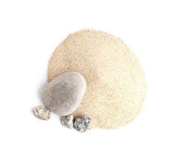 Beyaz zemin üzerinde taşlar olan kumsal yığını.