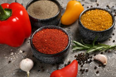 Kokulu baharatlar ve arkaplanda dolmalık biberli kompozisyon