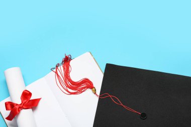 Mavi zemin üzerine diploması ve kitabı olan havan mermisi tahtası