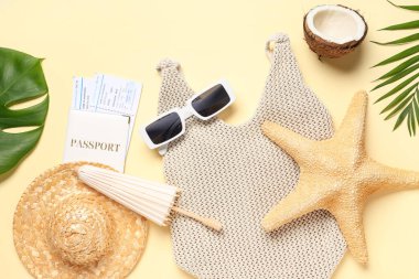 Mayolu kompozisyon, plaj aksesuarları, bej arka planda hindistan cevizi ve tropikal yapraklar, yakın plan