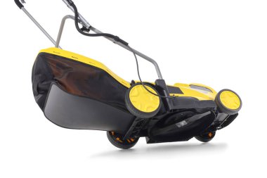 Beyaz arka plan üzerinde modern çim biçme makinesi