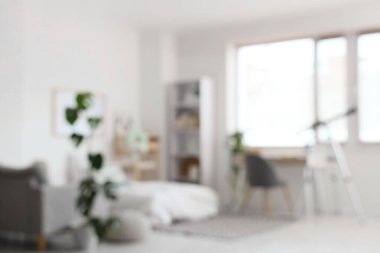 Pencerenin yanında yatağı, masası ve modern teleskopu olan şık çocuk odasının bulanık görüntüsü