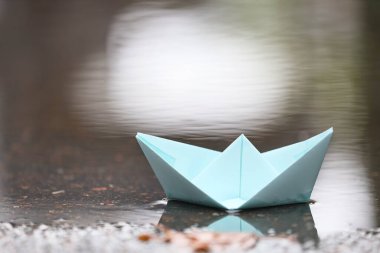 Origami teknesi sığ sularda yüzüyor açık havada yüzüyor, yakın mesafede.
