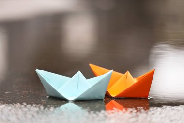 Origami tekneleri sığ sularda yüzüyor, açık havada yüzüyor, yakın plan.