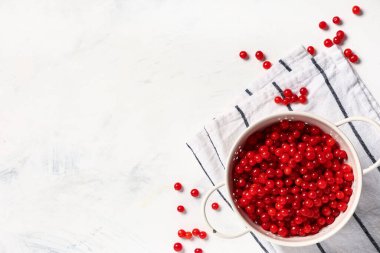 Beyaz arka planda taze viburnum çilekleri olan Colander.