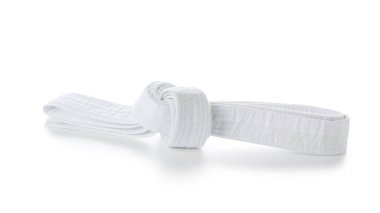 Beyaz arkaplanda karate kemeri