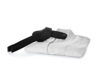 Karate beyaz arka planda siyah kemer ile üniforma
