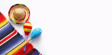 Beyaz arkaplanda farklı Meksika sembolleri ve metin için boşluk