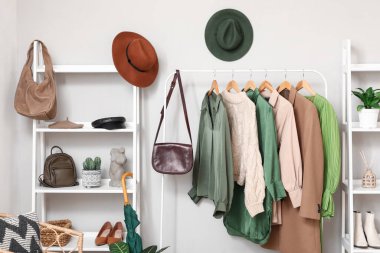 Soyunma odasının içinde giysi rafları ve raflar.