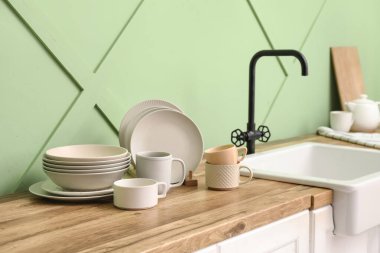 Mutfakta lavabonun yanında temiz tabaklar ve fincanlar olan tutucu.