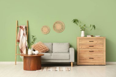 Bambu saplı ve rahat kanepeli modern oturma odasının şık bir iç mekanı.