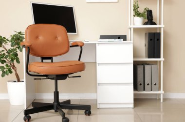 İşyeri, raf ünitesi ve sandalye ile ofis içi