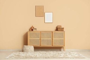 Klozet, boş çerçeveler ve küp takvimi olan oturma odasının içi