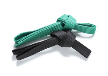 Beyaz arkaplanda karate kemerleri