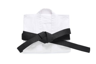 Karate beyaz arka planda siyah kemer ile üniforma